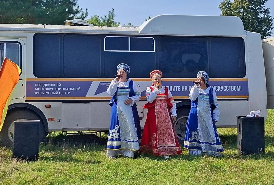 Культура — в каждый дом: автоклуб Порецкого муниципального округа продолжает выезды в отдаленные села