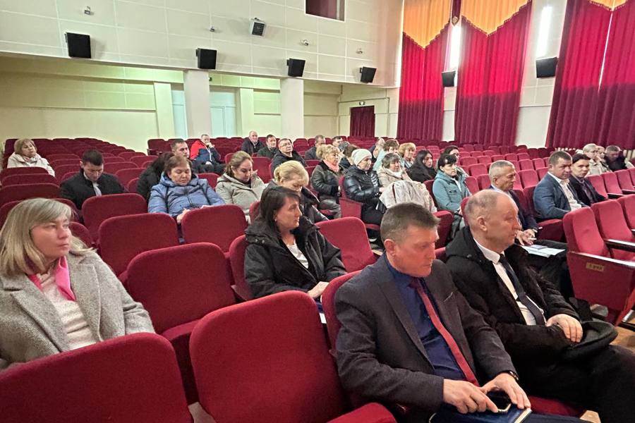 Очередная рабочая неделя в администрации Урмарского муниципального округа началась с расширенного совещания