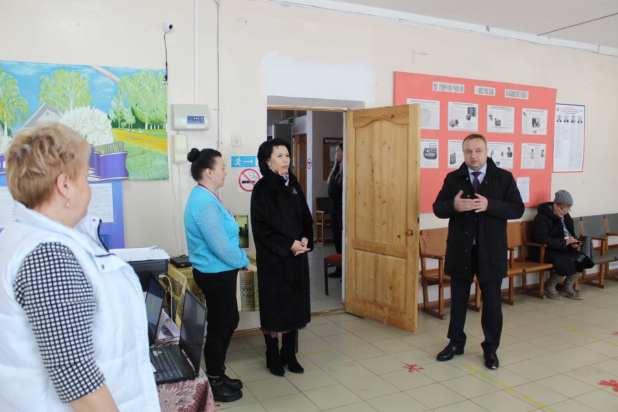 Дмитрий Головин посетил избирательные участки Шумерлинского муниципального округа