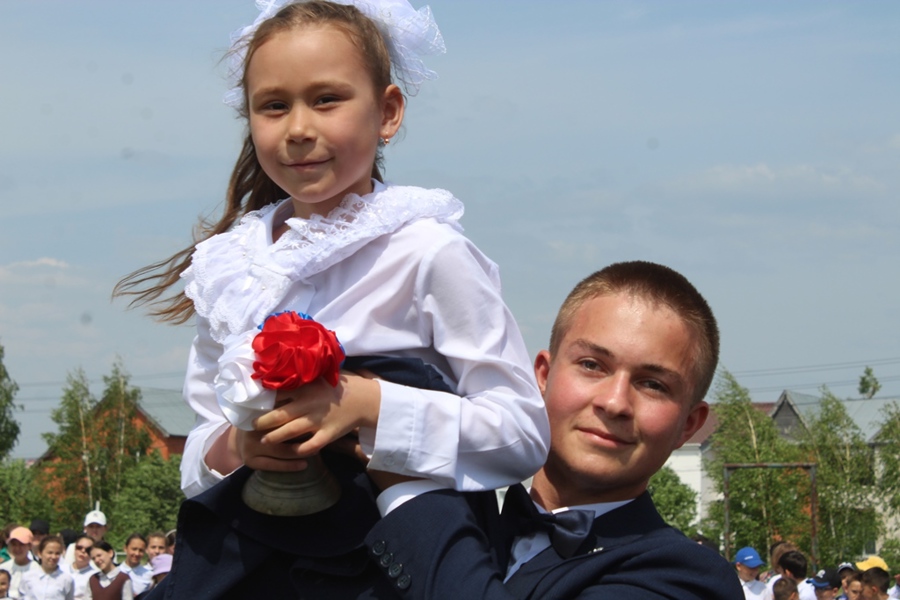 Прозвенел последний звонок для выпускников  всех общеобразовательных учреждений Урмарского муниципального округа