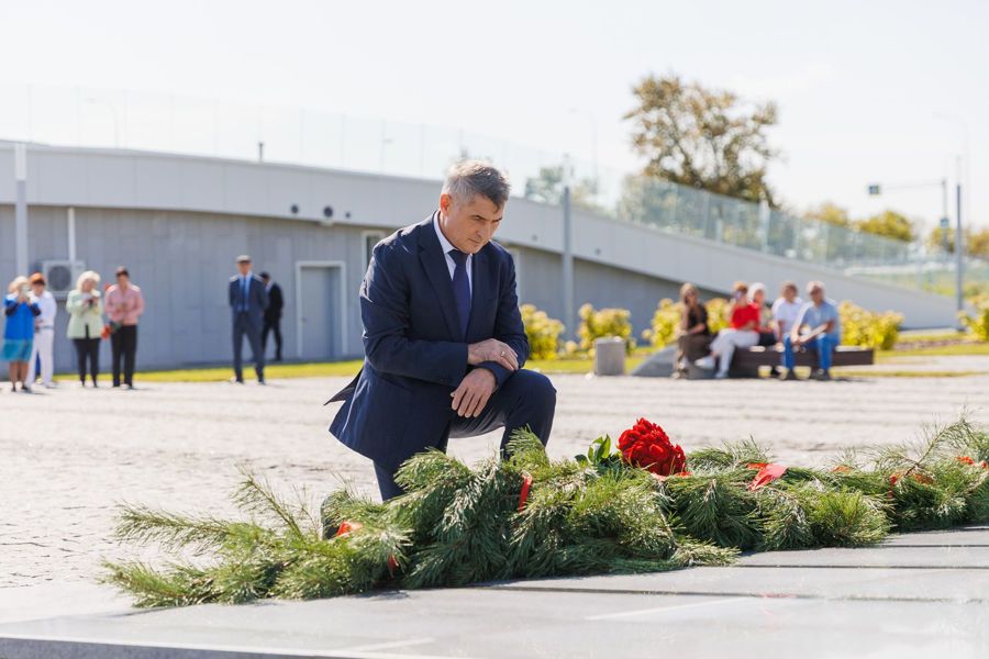 Олег Николаев почтил память тружеников тыла в историческую дату