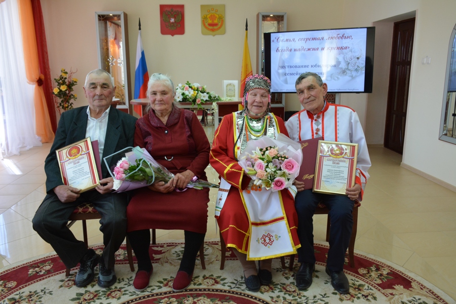 Работники отдела  ЗАГС администрации Вурнарского муниципального округа  дарят радость
