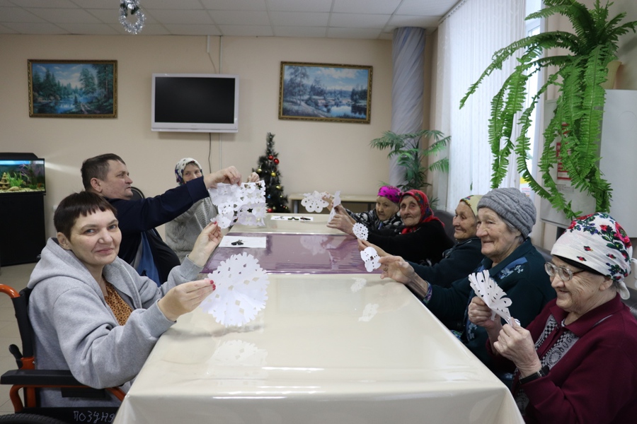 Жители дома-интерната изготовили снежинки из бумаги