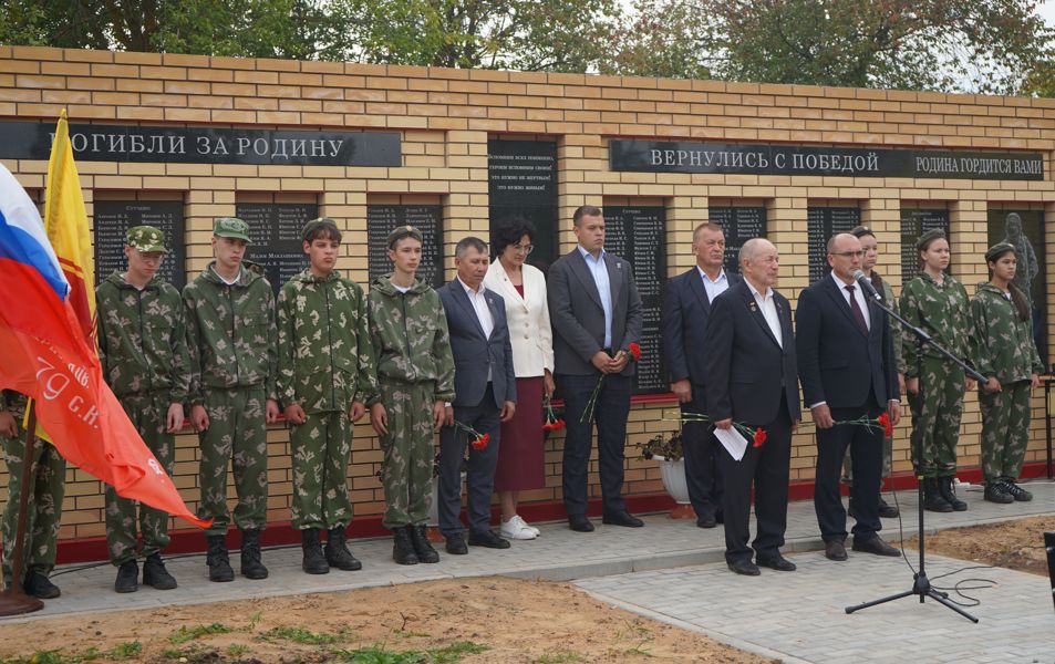 В деревне Сутчево открыли памятник землякам-героям