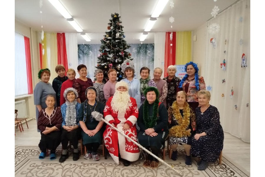 Новогодний праздник в центре активного долголетия.