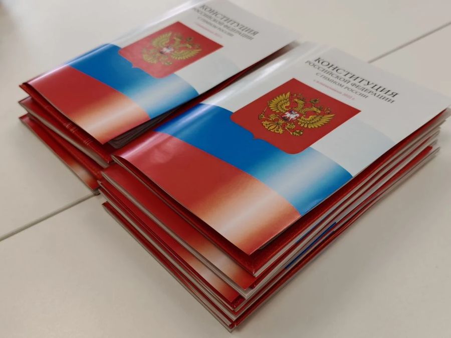12 юных жителей округа получили первые паспорта в День государственных символов республики