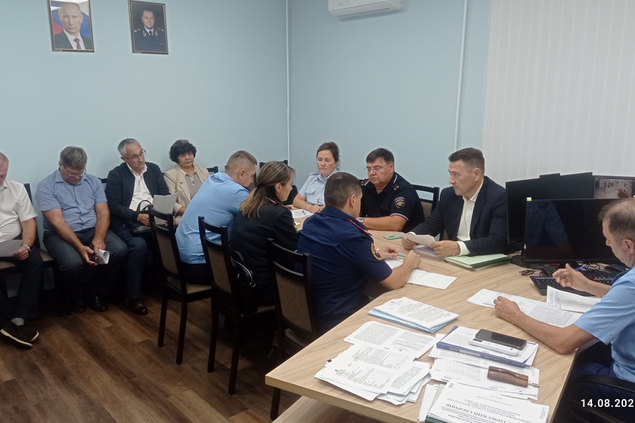 В здании прокуратуры г. Новочебоксарска под председательством прокурора города Гришина В.А. проведено совещание, на котором рассмотрены вопросы исполнения решений судов по искам прокуратуры города
