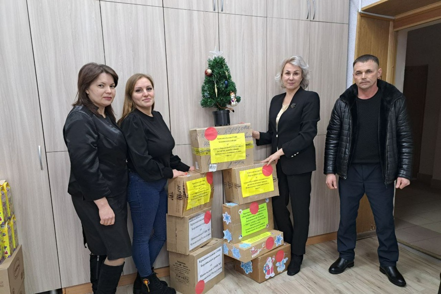 Образовательные учреждения Цивильского округа направили новогодние подарки детям Бердянского района