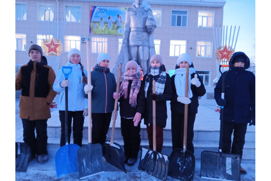 Обучающиеся МБОУ «Яльчикская СОШ» - участники акции «Чистый памятник»