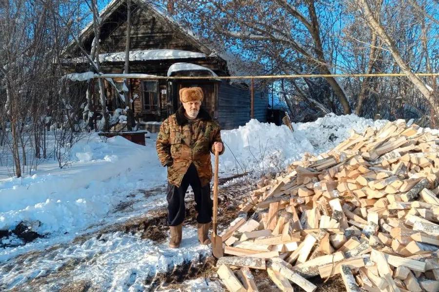 Тепло в подарок: благотворительный фонд, соцработники и волонтеры помогают пожилым людям