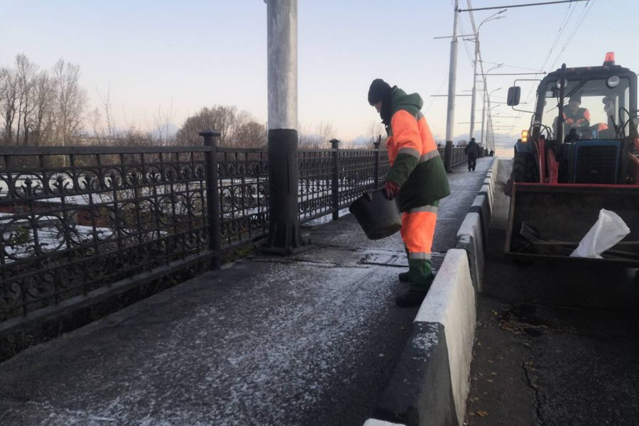 Специалисты АО «Дорэкс» начали работу по зимней обработке дорог города Чебоксары