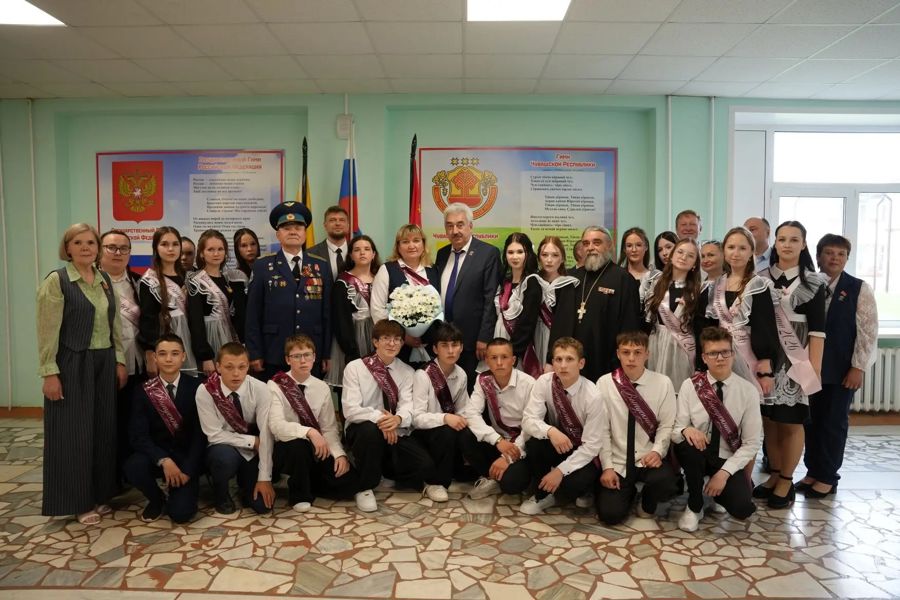 Леонид Черкесов поздравил выпускников Шумерли и Шумерлинского округа с Последним звонком