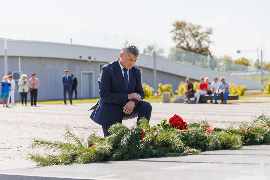 Олег Николаев почтил память тружеников тыла в историческую дату