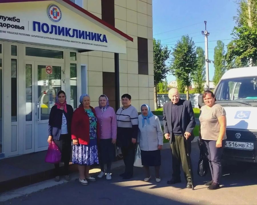 Забота о старшем поколении: мобильная бригада Батыревского центра соцобслуживания помогает жителям проходить диспансеризацию