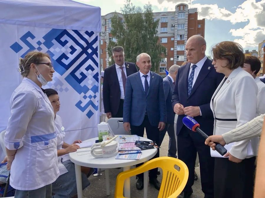 «Здесь работают настоящие профессионалы!»: Герой России Александр Карелин оценил «Пункт здоровья» в Новочебоксарске
