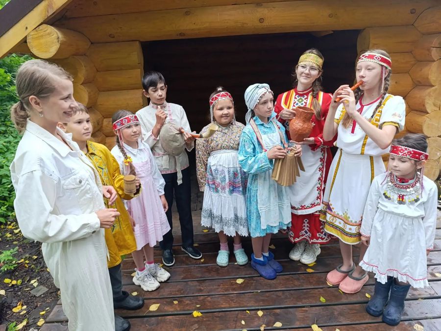 В деревне Старые Чукалы Шемуршинского округа состоялся фольклорный праздник «Живые традиции у чистых истоков: фольклорные посиделки «Роднички»