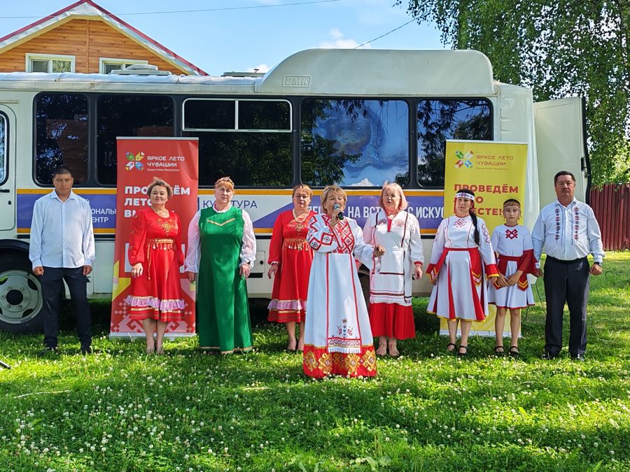 Музыка, танцы и улыбки: «Автоклуб» продолжает дарить праздник жителям округа