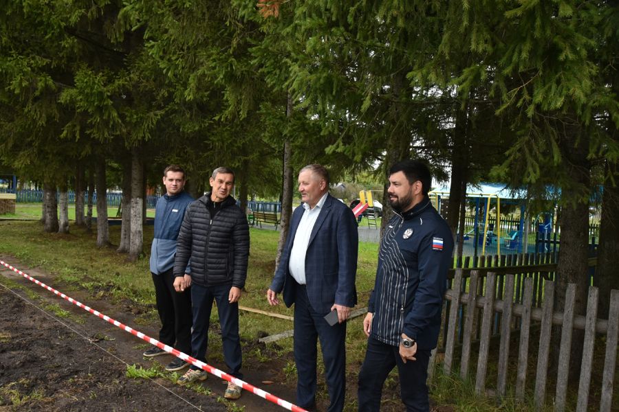 Депутат Госсовета Чувашии и глава Ибресинского округа проинспектировали ход строительства спортивной площадки в Чувашских Тимяшах