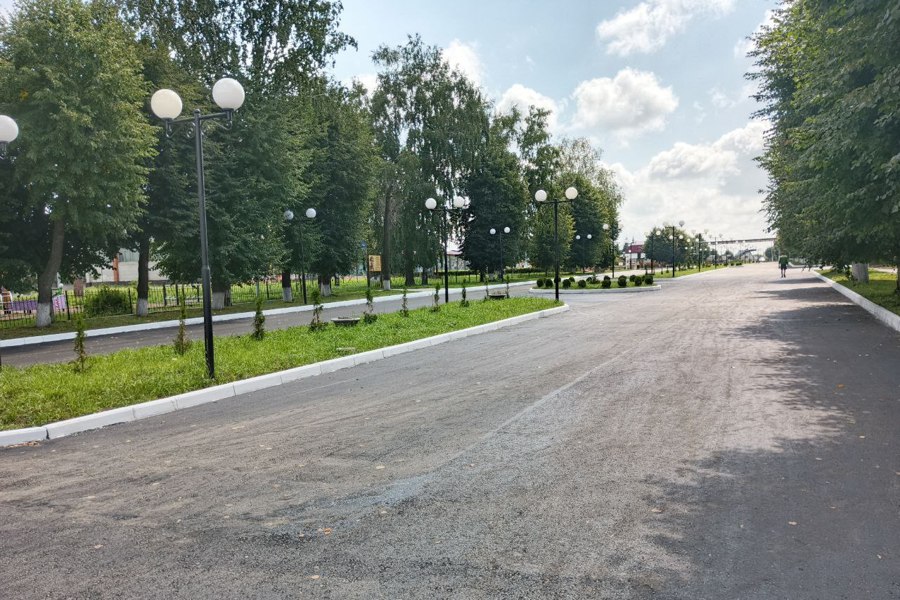 Благоустройство центральной площади на ул. Советская с. Шемурша близится к завершению