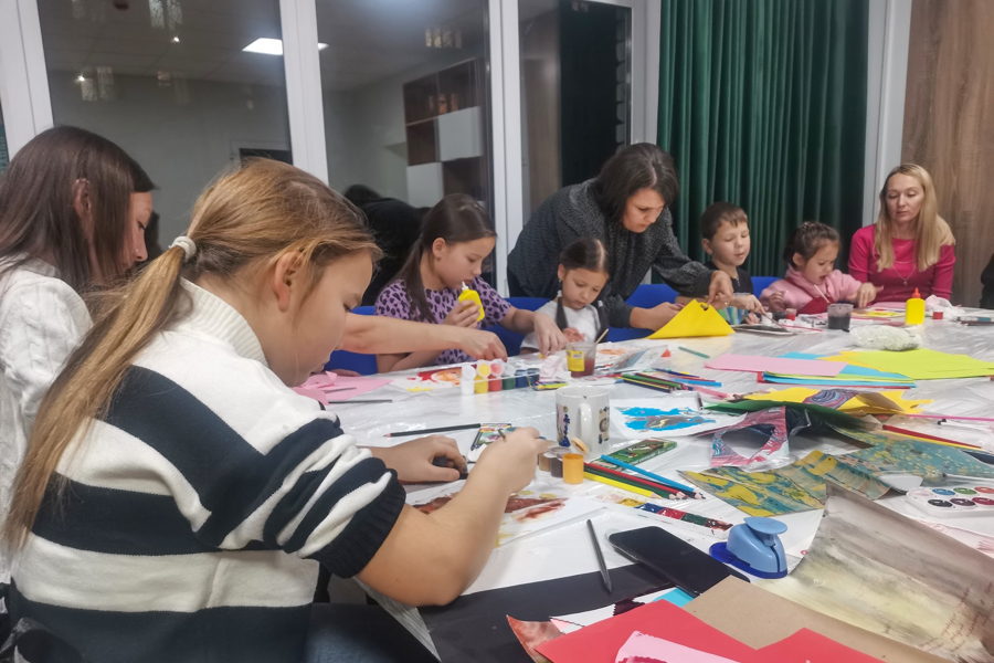 В социально-реабилитационном центре дети научились новым техникам рисования
