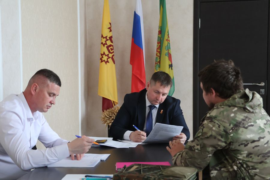 В рамках приёма граждан Юрий Константинов встретился с участником специальной военной операции