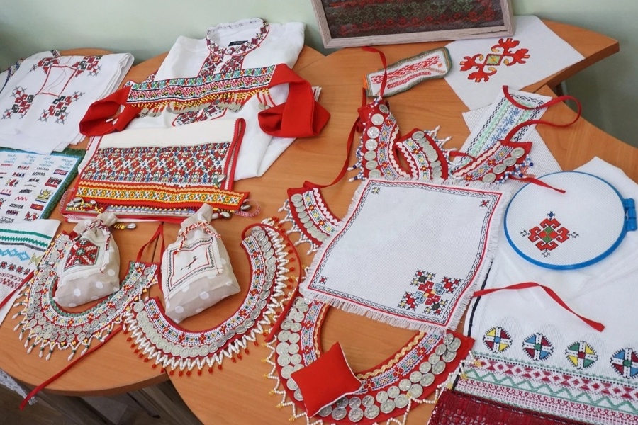 С 26 мая в Музее чувашской вышивки – выставка работ выпускниц Национальной школы чувашской вышивки thumbnail