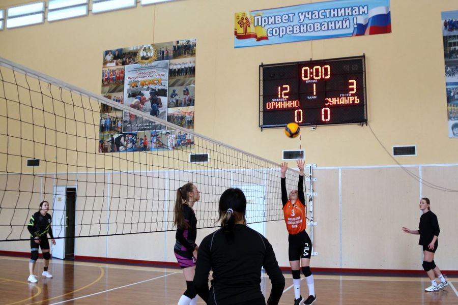 В Моргаушском округе проходит турнир по волейболу среди женских команд, посвященный Международному женскому дню