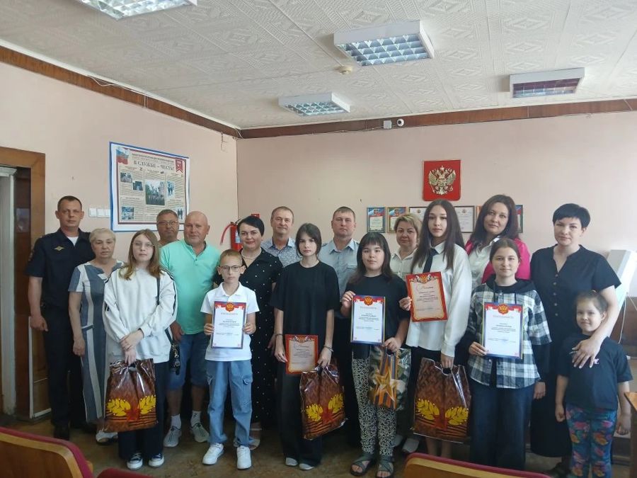 В Алатыре полицейские и общественники наградили победителей и участников антитеррористического конкурса «Алатырь против террора»