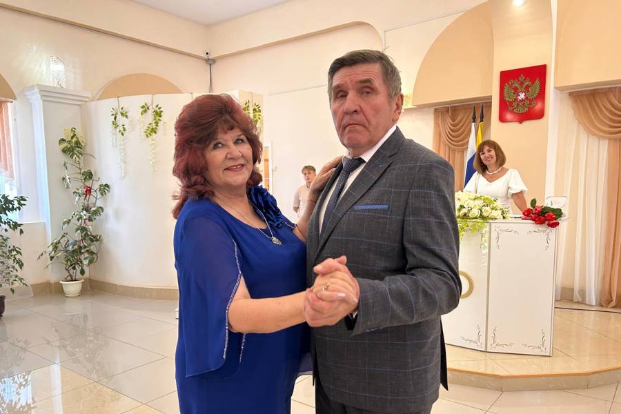 День идеальной семьи. Супруги Табаковы отметили 45-летие супружеской жизни.