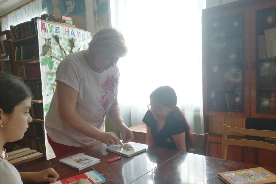 В Иваньково-Ленинской сельской библиотеке прошел мастер-класс по изготовлению  браслета