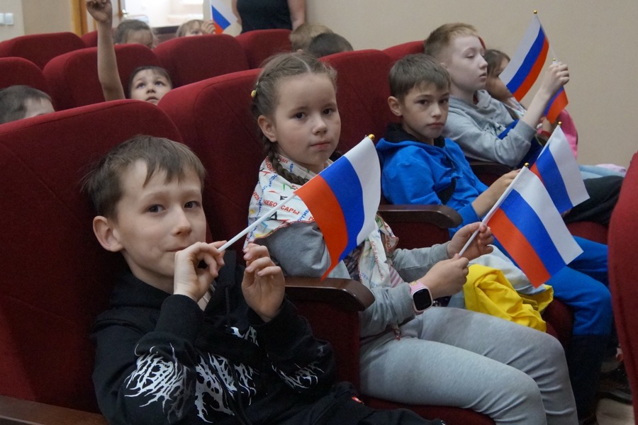 Кинолекторий, посвященный Дню России разнообразил досуг подрастающего поколения Ленинского района
