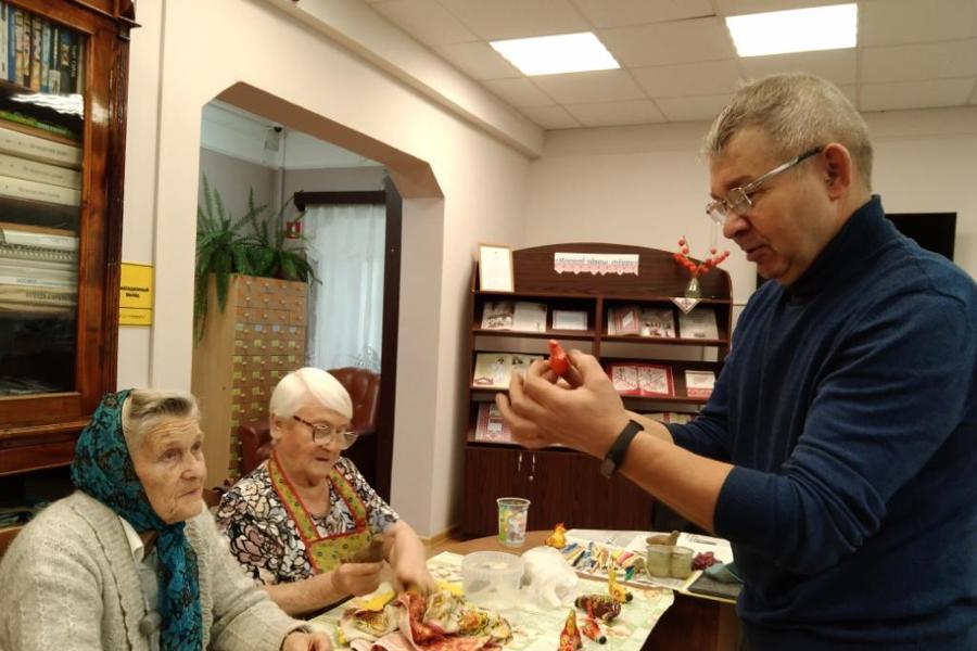 В Ядринской центральной библиотеке прошел мастер класс по изготовлению сувениров