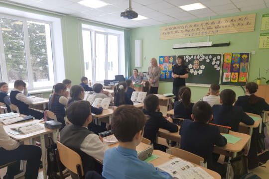 Беседа на тему: Права и обязанности учащихся, ответственность несовершеннолетних и их законных представителей , безопасность в сети интернет