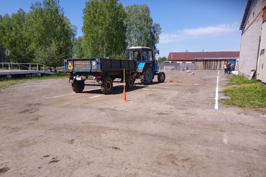 На базе учебного центра «Нива» в с. Калинино прошли экзамены на тракториста-машиниста