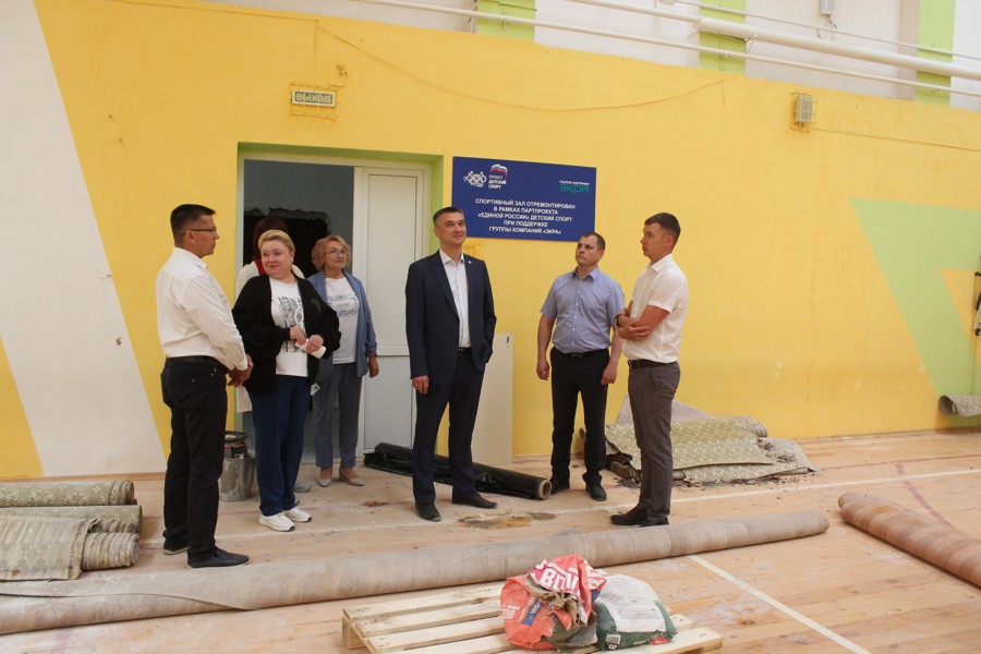 Министр образования Чувашской Республики Дмитрий Анатольевич Захаров проверил ход капитального ремонта в двух школах города Канаш