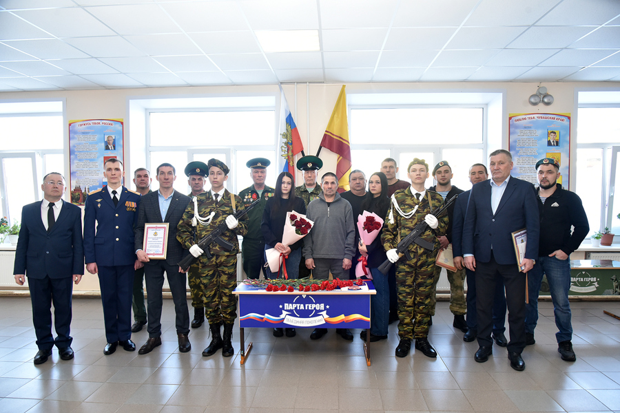 В Айбечской школе состоялось торжественное открытие Парты героя ефрейтору Герману Денисову
