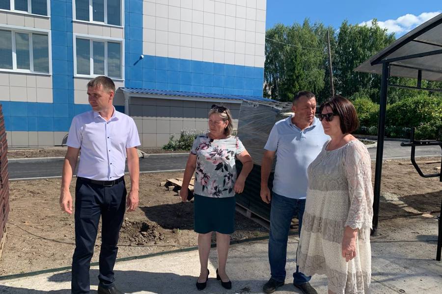 Глава Красноармейского муниципального округа Павел Семенов посетил два образовательных учреждения муниципального округа