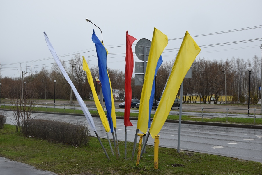 В преддверии майских праздников городские службы приступили к флаговому оформлению улиц