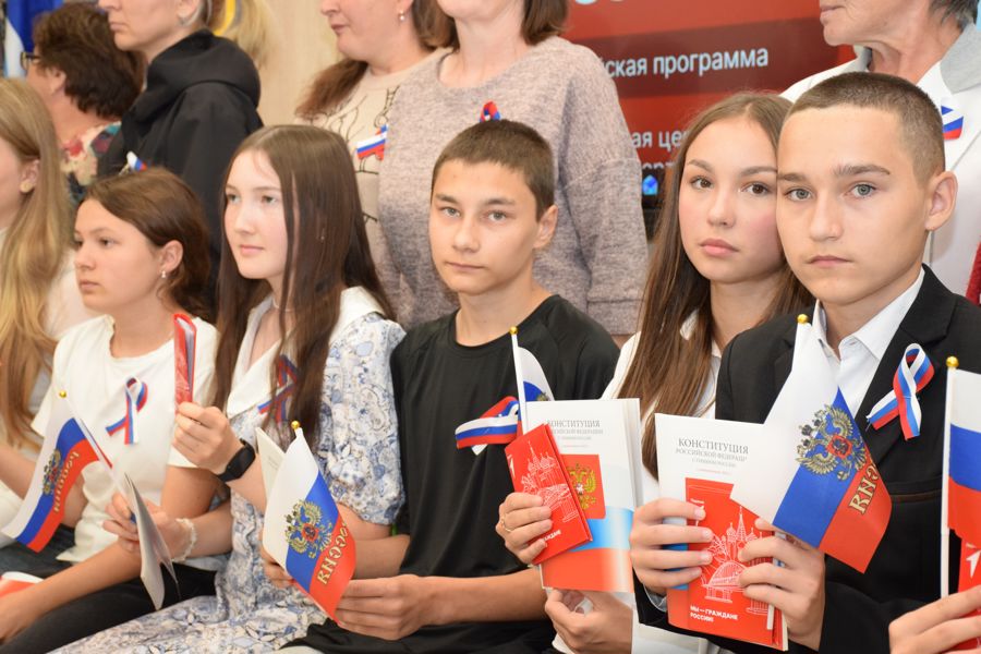 Юные жители округа получили паспорта в преддверии Дня Государственного флага