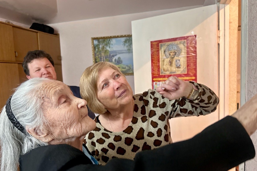 В гостях у ветерана войны побывала межнациональная делегация Дома дружбы народов Чувашской Республики
