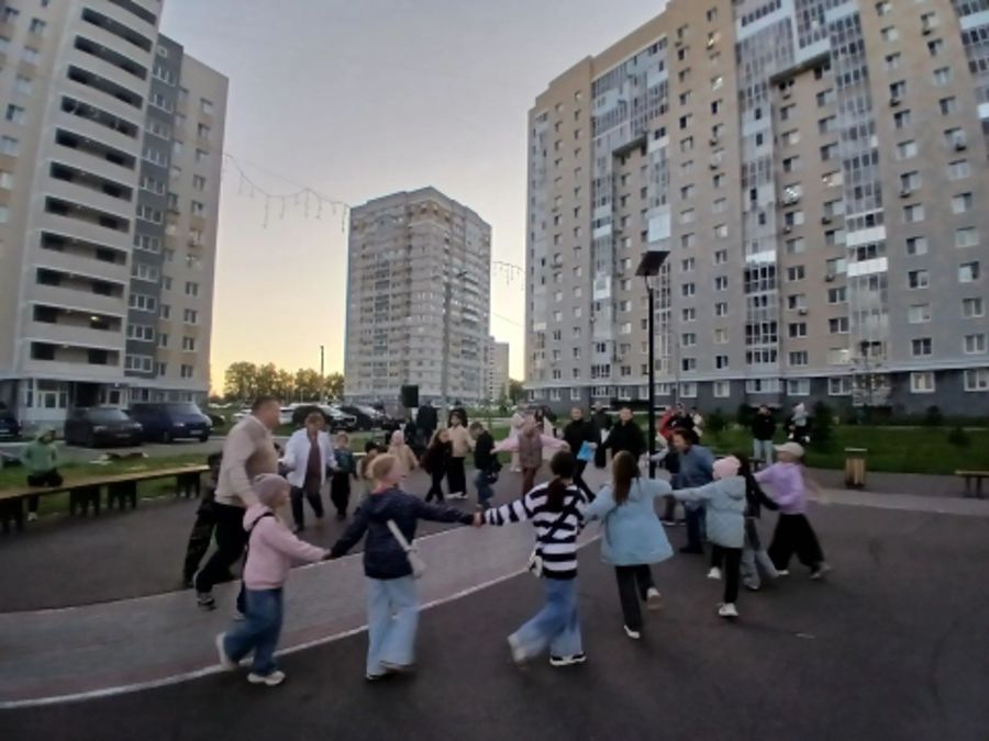 В микрорайоне Никольский города Новочебоксарска состоялась концертно-развлекательная программа «Праздник двора»