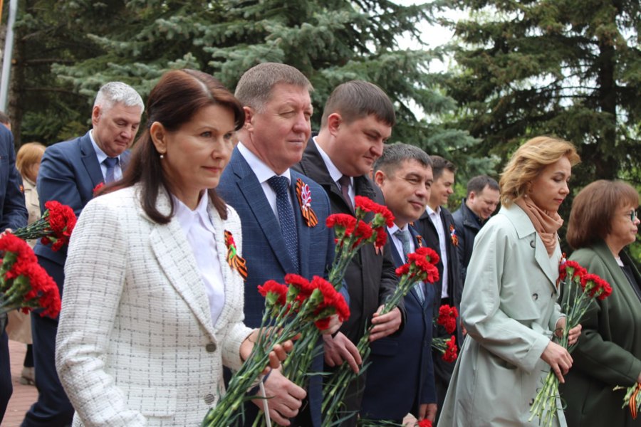 Низко склоняем головы перед Победителями