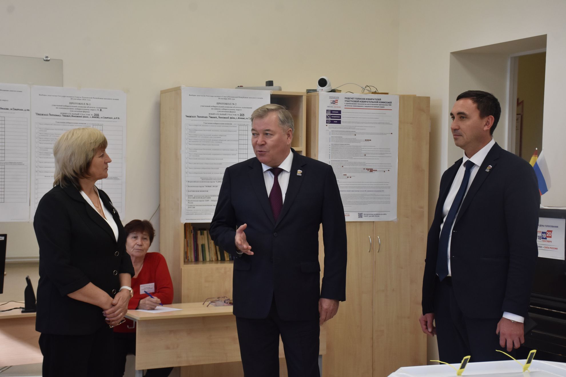 Глава Аликовского округа и депутат Госсовета Чувашии посетили избирательные участки в Аликовском муниципальном округе