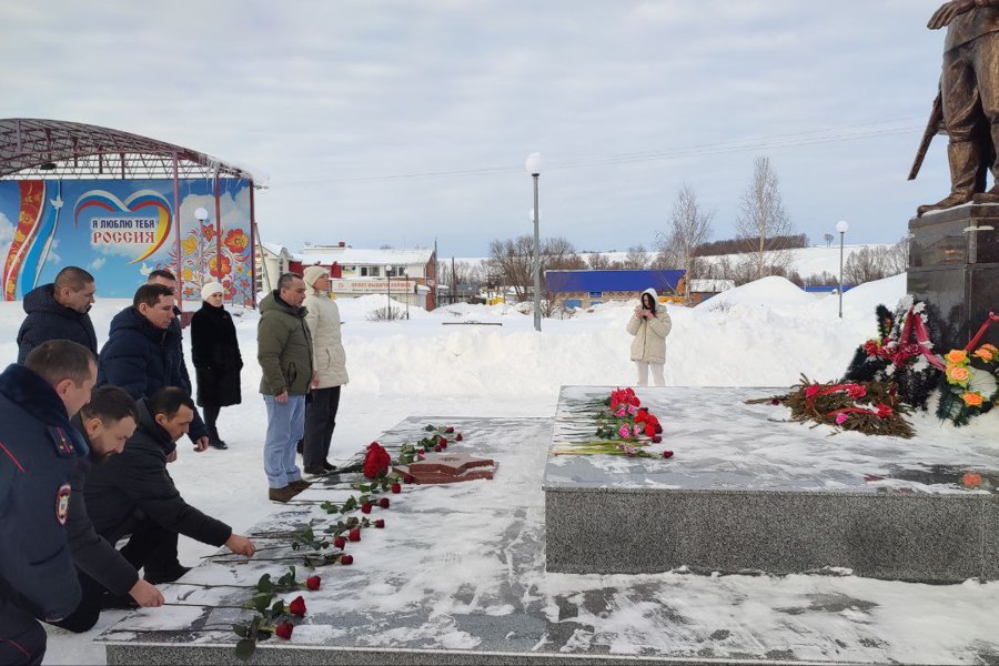 Янтиковцы возложили цветы к памятнику воинам, погибшим и участвовавшим в Великой Отечественной войне
