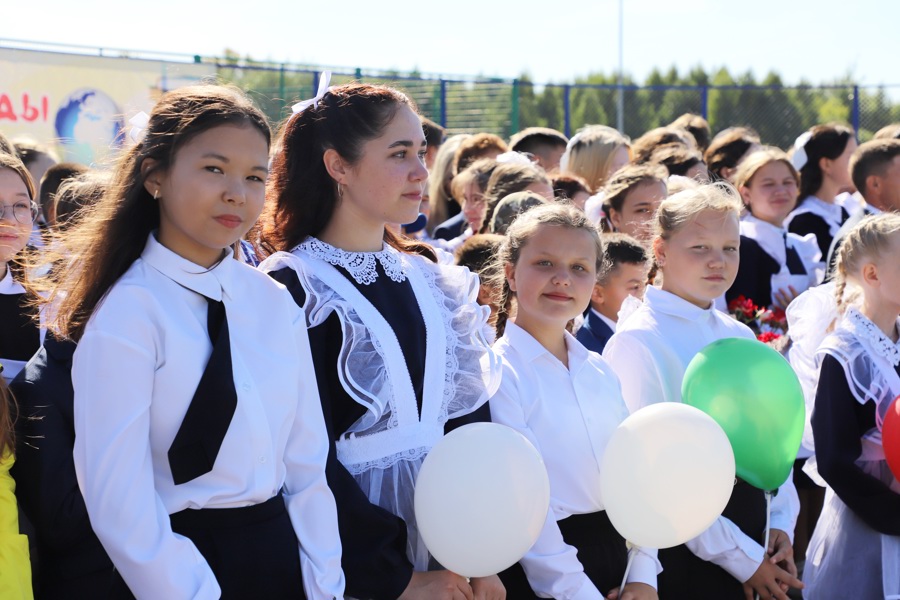 Снова в школу: в МБОУ «Яльчикская СОШ» состоялась торжественная линейка, посвященная Дню Знаний