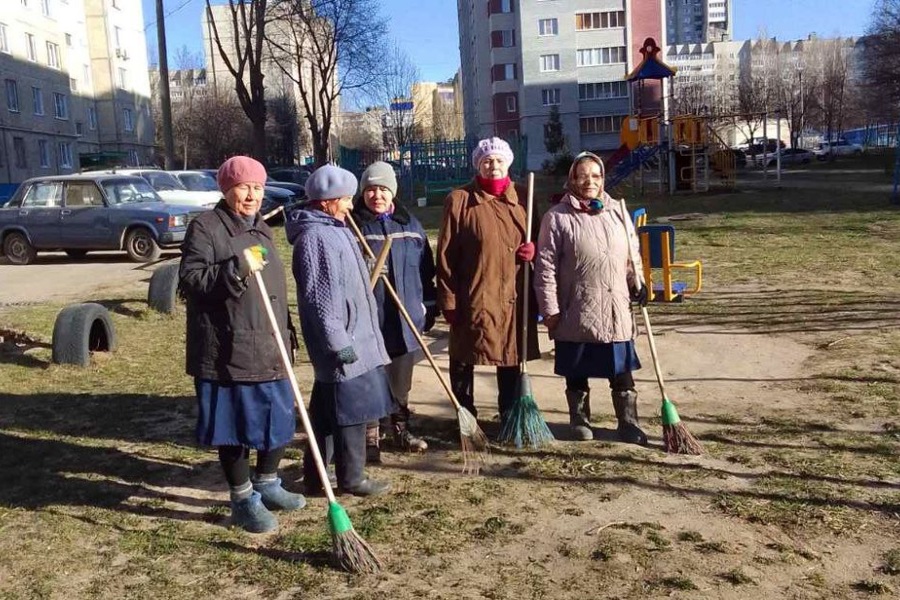 В Чебоксарах продолжаются весенние субботники