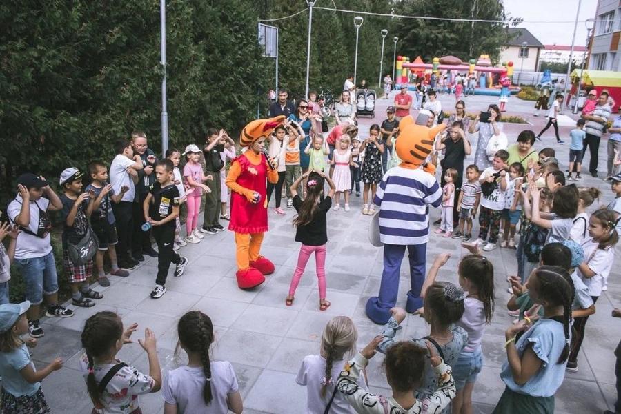 Мероприятия к празднованию Дня города открыли утренняя зарядка и детский праздник