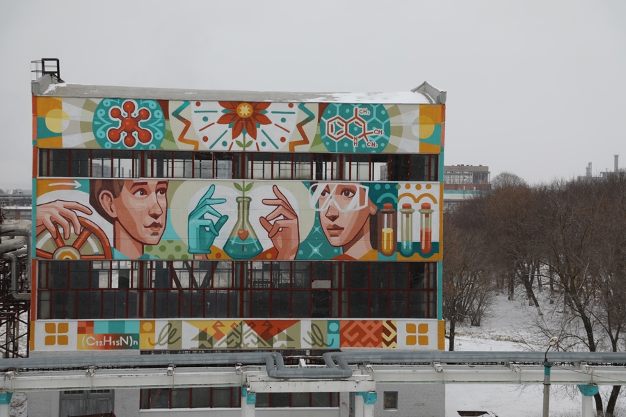 Монументальное искусство: мурал высотой 20 метров появился на одном из корпусов ПАО «Химпром»