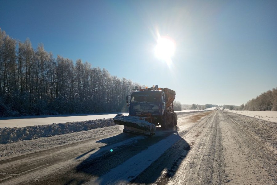 Дорожные службы продолжают вести работу по устранению последствий  снегопада