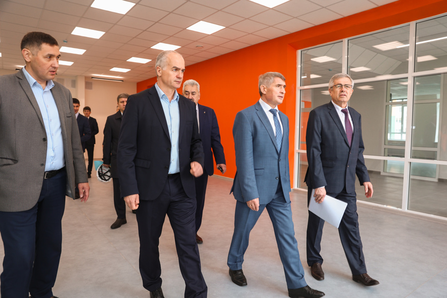 Олег Николаев оценил готовность новых школ в Чебоксарах, Новочебоксарске и Кугесях